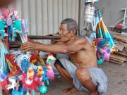 Buyut Mardini, 53 Tahun Keliling Berjualan Mainan Tradisional