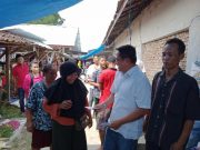 Crazy Rich Grobogan Kampanye Kebaikan, Bagi-Bagi Angpao di Pasar Sedadi