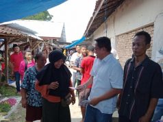 Crazy Rich Grobogan Kampanye Kebaikan, Bagi-Bagi Angpao di Pasar Sedadi