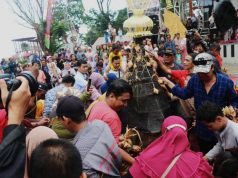 Ngalap Berkah Syawalan, Warga Jepara Berebut Gunungan Kupat dan Lepet