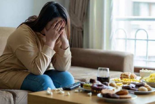 Kalap Saat Berbuka Puasa? Ini 5 Bahaya bagi Kesehatan yang Mengintaimu