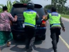 Petugas Pospam Penawangan Dorong Mobil Mogok Atasi Kemacetan