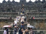 Animo Wisatawan Bisa Naik ke Bangunan Candi Borobudur Cukup Tinggi wisatawan candi