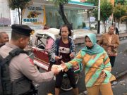 Sembari Patroli Tim Sparta Polresta Surakarta Bagikan Takjil Gratis