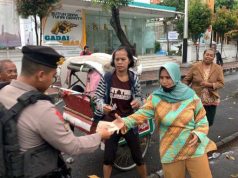 Sembari Patroli Tim Sparta Polresta Surakarta Bagikan Takjil Gratis