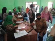 Petani Penggarap Lahan di Sugihmanik Tanggungharjo Terima Uang Kerohiman