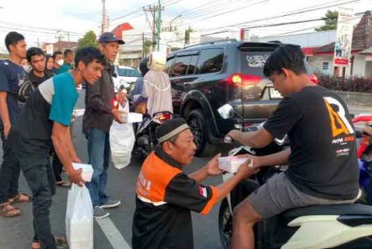 Sosialisasikan Perda 7 Tahun 2019, KMDJ Bagi Takjil