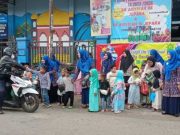 Didik Anak Bersedekah, KB dan TK Aisyiyah 13 Jepara Berbagi Takjil