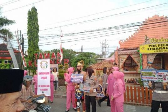 Werkudara Membagikan Takjil di Posyan Lebaran Polres Grobogan