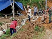 Gotong Royong Membangun Jembatan di Jalan Tembus Antarprovinsi