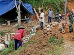Gotong Royong Membangun Jembatan di Jalan Tembus Antarprovinsi