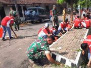 Guru, Murid dan Tentara Kerja Bakti Bersihkan Taman Makam Pahlawan