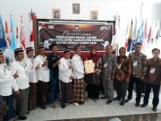 Sarungan dan Berpeci Bacaleg PKB Daftar ke KPU Kendal