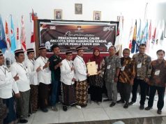 Sarungan dan Berpeci Bacaleg PKB Daftar ke KPU Kendal