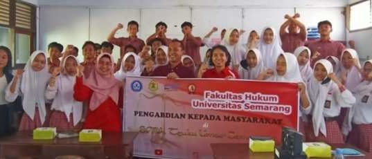 Siswa SMA Teuku Umar Semarang Mendapat Penyuluhan Hukum dari Dosen USM