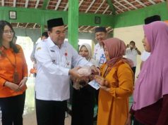 Suka Cita Warga Desa Perbatasan Hutan Saat Terima Bantuan Daging Ayam dan Telur dari Presiden