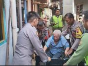 Polsek Jebres Polresta Surakarta Bantu Kursi Roda bagi Warga Kurang Mampu