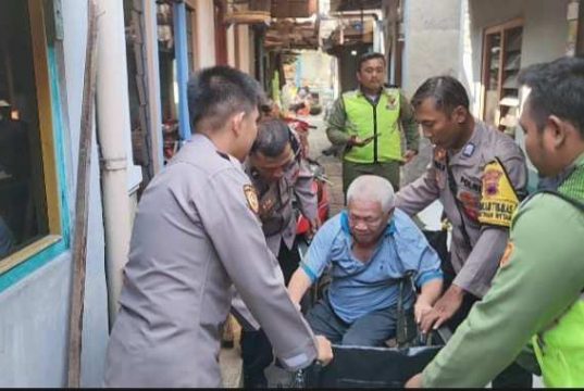 Polsek Jebres Polresta Surakarta Bantu Kursi Roda bagi Warga Kurang Mampu