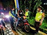 Petugas Polresta dan Kodim 0705/Magelang Periksa Penonton Pentas Seni