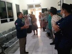 Kaprodi PGSD Dipecat, Mahasiswa UMK Geruduk Rektorat Wakil Rektor II Sugeng Slamet saat meminta mahasiswa membubarkan diri. Foto:Ali Bustomi