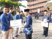Rektor USM Berikan Penghargaan kepada Mahasiswa Berprestasi