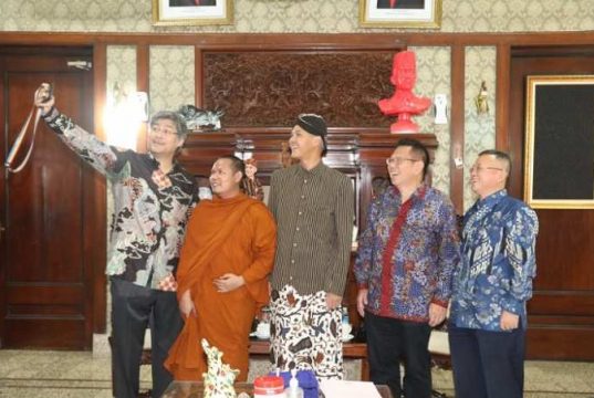 Jelang Peringatan Waisak 2023, Sejumlah Biksu Menginap di Kediaman Habib Lutfi