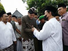 Silaturahmi ke Ponpes Giri Kusumo, Ganjar Diberi Tongkat Milik Kiai Munif Zuhri
