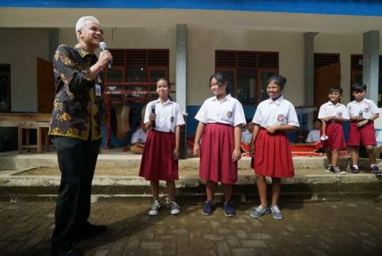 Tiga Murid SD Kanisius Kenalan Magelang Terima Kejutan dari Ganjar, Apa Itu?