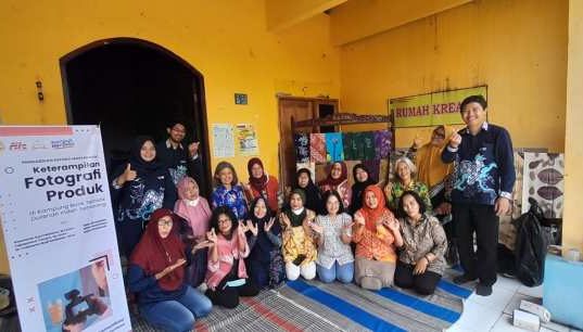 Tingkatkan Promosi Batik, Dosen Ilkom FTIK USM Beri Pelatihan Fotografi di Komunitas Batik Tematik Durenan Indah