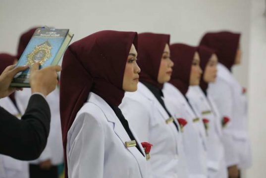 14 Bidan Baru Unissula Jalani Prosesi Sumpah