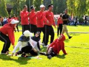 Gara-gara Kurang Kompak, Tim Bupati Terjatuh Saat Ikuti Lomba Terompah Panjang