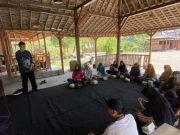 Tim PkM FTIK USM Beri Pelatihan Pengembangan Konten Editing Foto ke Pelaku UMKM di Kampung Jawi