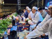 Usai Shalawat, Habib Syech Suapkan Potongan Tumpeng pada Yoyok Sukawi dan Dewangga