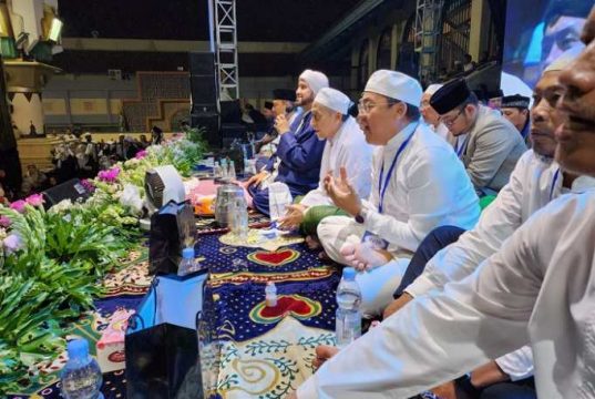 Usai Shalawat, Habib Syech Suapkan Potongan Tumpeng pada Yoyok Sukawi dan Dewangga