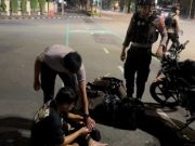 Jatuh Saat Naik Motor Angkut Ciu, Salesman Roti Ditangkap Polisi