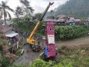 Sempat Dua Kali Gagal, Bangkai Bus di Guci Tegal Berhasil Diangkat dari Sungai