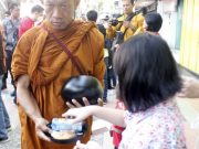 33 Bhikkhu Tudong dari Thailand Ikut Pindapatta di “Pecinan”Kota Magelang pindapatta