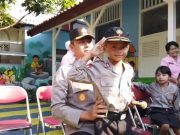 Kapolres Grobogan Kunjungi TK Bhayangkari 38, Rayyan Murid TK B pun Dipangku dan Dipinjami Tongkat Komandonya