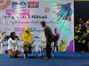 SMP Negeri 3 Kedung Kolaborasikan Kearifan Lokal dan Gaya Hidup Berkelanjutan dalam Panggung Drama