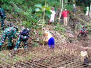 Bersihkan Mulut Luweng, Antisipasi Banjir di Girikikis Wonogiri