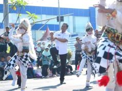 Bupati Pacitan Ikut Aksi Flashmob Tarian Kethek Ogleng Massal