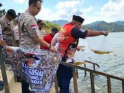 Byuuur, Lima Ribu Ekor Benih Ikan Nila Ditebar di Waduk Pidekso