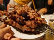 Mau Bikin Sate Sapi Empuk Pakai Daun Pepaya? Simak Resep di Bawah Ini!