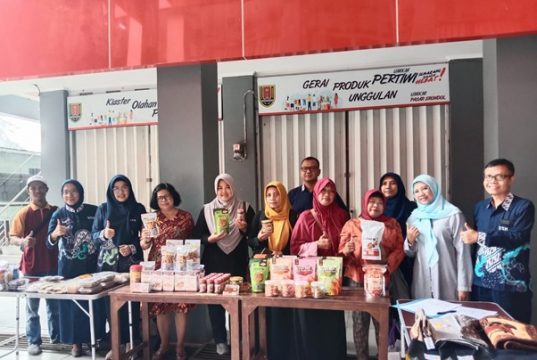 Tim PkM USM Beri Literasi dan Penguatan Bisnis ke Paguyuban Sahabat UMKM Kota Semarang