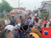 Jelang Hari Bhayangkara Polresta Surakarta Bagikan Air Bersih di Kampung Mojo
