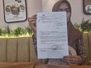 Diduga Gelapkan Mobil, Oknum Kades di Pati Dilaporkan ke Polres Grobogan Pemilik mobil menunjukkan surat pemberitahuan perkembangan penelitian oleh kepolisian. Foto: Polres Grbsurat p