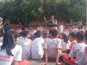 Polisi Baik Grobogan Brigadir Choirul Hakim Bagikan Tabel Perkalian untuk Anak SD