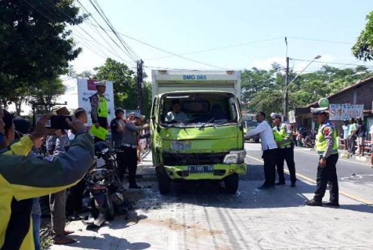 Truk Boks Tabrak Tiga Sepeda Motor, 4 Meninggal Dunia, 3 Luka
