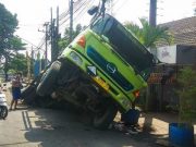 Truk Tangki Pengangkut Bahan Kimia “Ngglondor’ Mundur Saat Parkir Ditinggal Sopir Tidur
