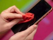 Tips Bersihkan Layar HP Secara Aman